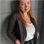 Profesora de inglés como segundo idioma graduada a nivel terciario y con certificación CELTA